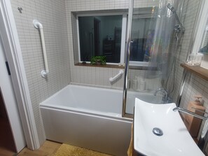 Haartrockner, Bidet, Handtücher, Seife