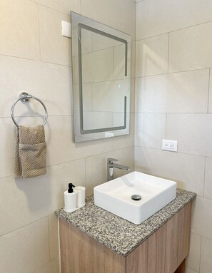 Dusche, Haartrockner, Handtücher, Seife