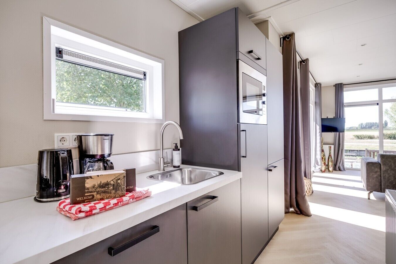 Coffee/tea maker, fridge, microwave, stovetop