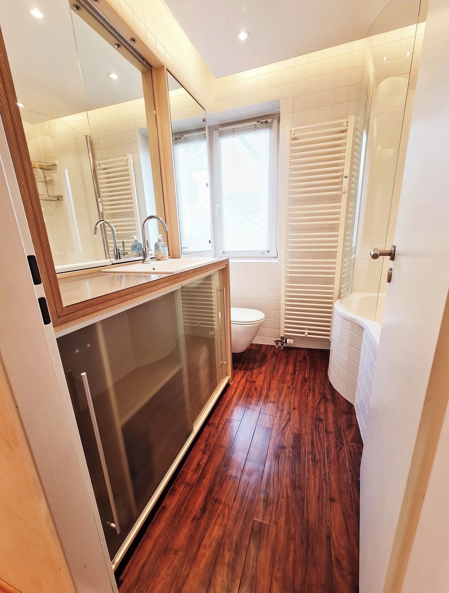 Dusche, Haartrockner, Handtücher, Toilettenpapier