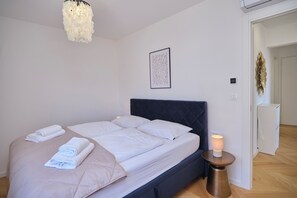 Apartment, Balkon, Blick auf den Innenhof | Bügeleisen/Bügelbrett, kostenloses WLAN, Bettwäsche