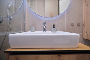 Shower, hair dryer, towels, soap - City Lux Suite (Split)