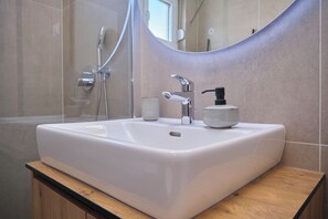 Een douche, een haardroger, handdoeken, zeep