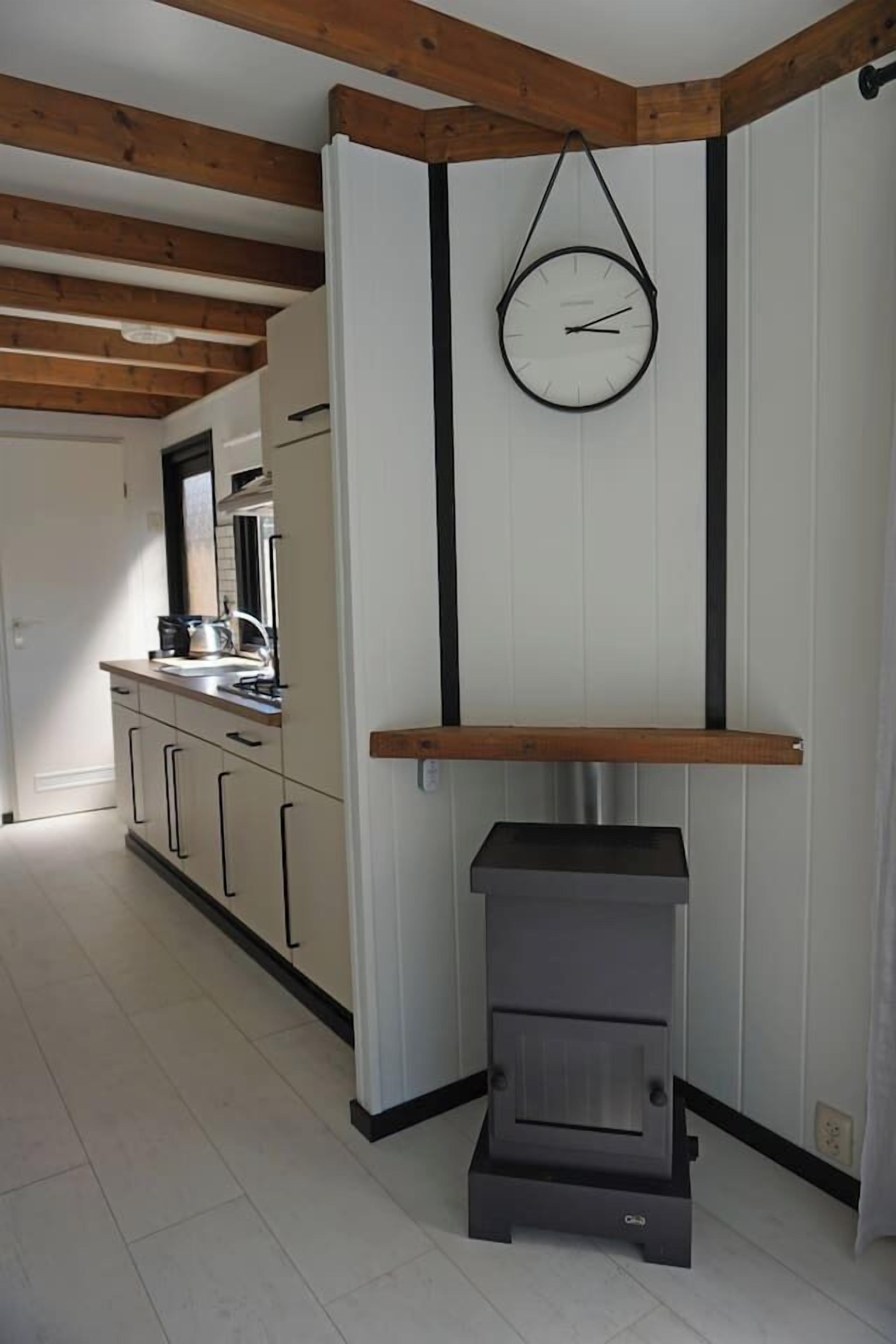 Réfrigérateur, plaque de cuisson, cafetière/bouilloire, chaise haute