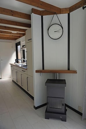Kühlschrank, Herdplatte, Wasserkocher mit Kaffee-/Teezubehör, Hochstuhl