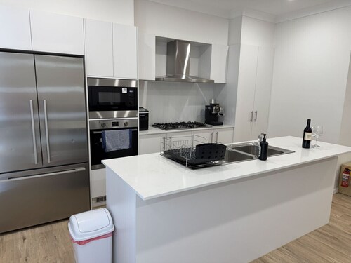 Grand Family Estate for 20 people in Macarthur