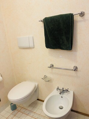 Een haardroger, een bidet, handdoeken, zeep