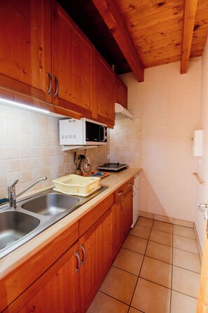 Private kitchen - Studio "L'Herba" overlooking fields. (Les Hôpitaux-Vieux)