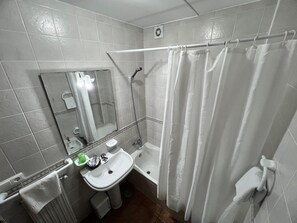Classic Double Room, Garden View | Bathroom