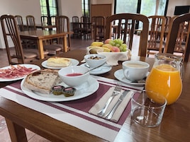 Desayuno a la carta todos los días (con cargo)