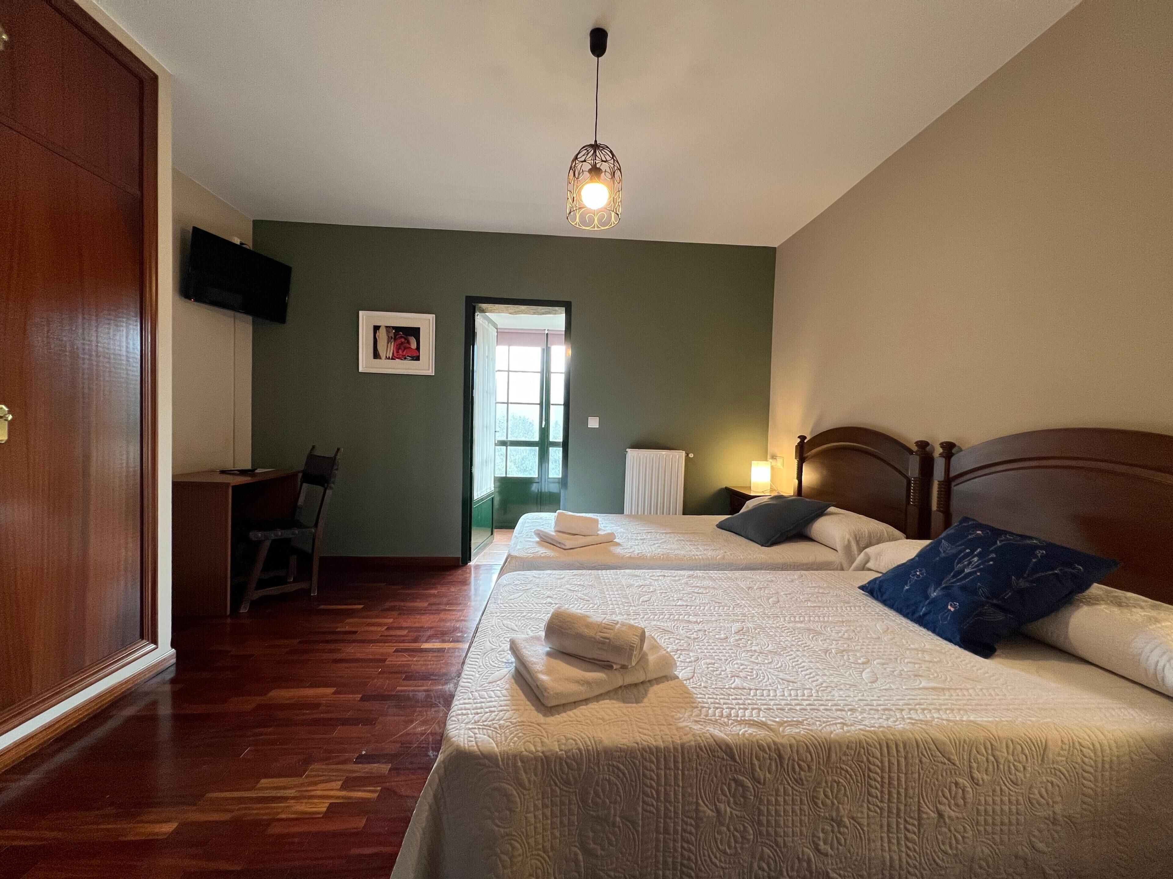 Habitación Gallery con 2 camas individuales, vista al jardín | Escritorio, wifi gratis y ropa de cama 