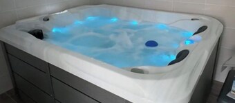 Fully-equipped self-contained apartment with Jacuzzi access