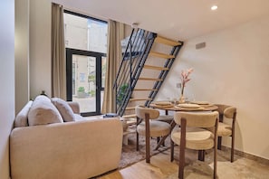 salon avec canapé lit et coin repas - Beautiful AC Duplex Bastille Le Marais (Paris)