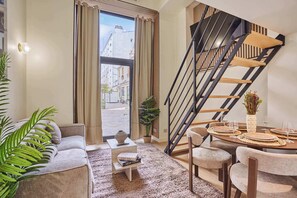 salon avec canapé lit - Charming AC Duplex - Bastille Le Marais (Paris)