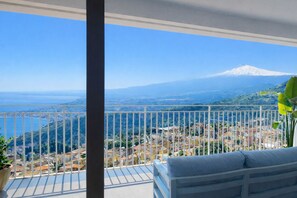 A balcony with a view of a coastal town and a mountain. - DAVINCI49 THE LOFT (Taormina)