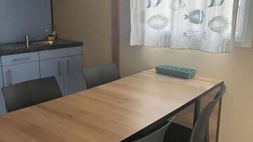 Deluxe-bungalow, parveke | Ruokailu