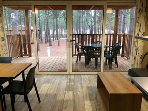 Bungalow Deluxe, balcon | Restauration