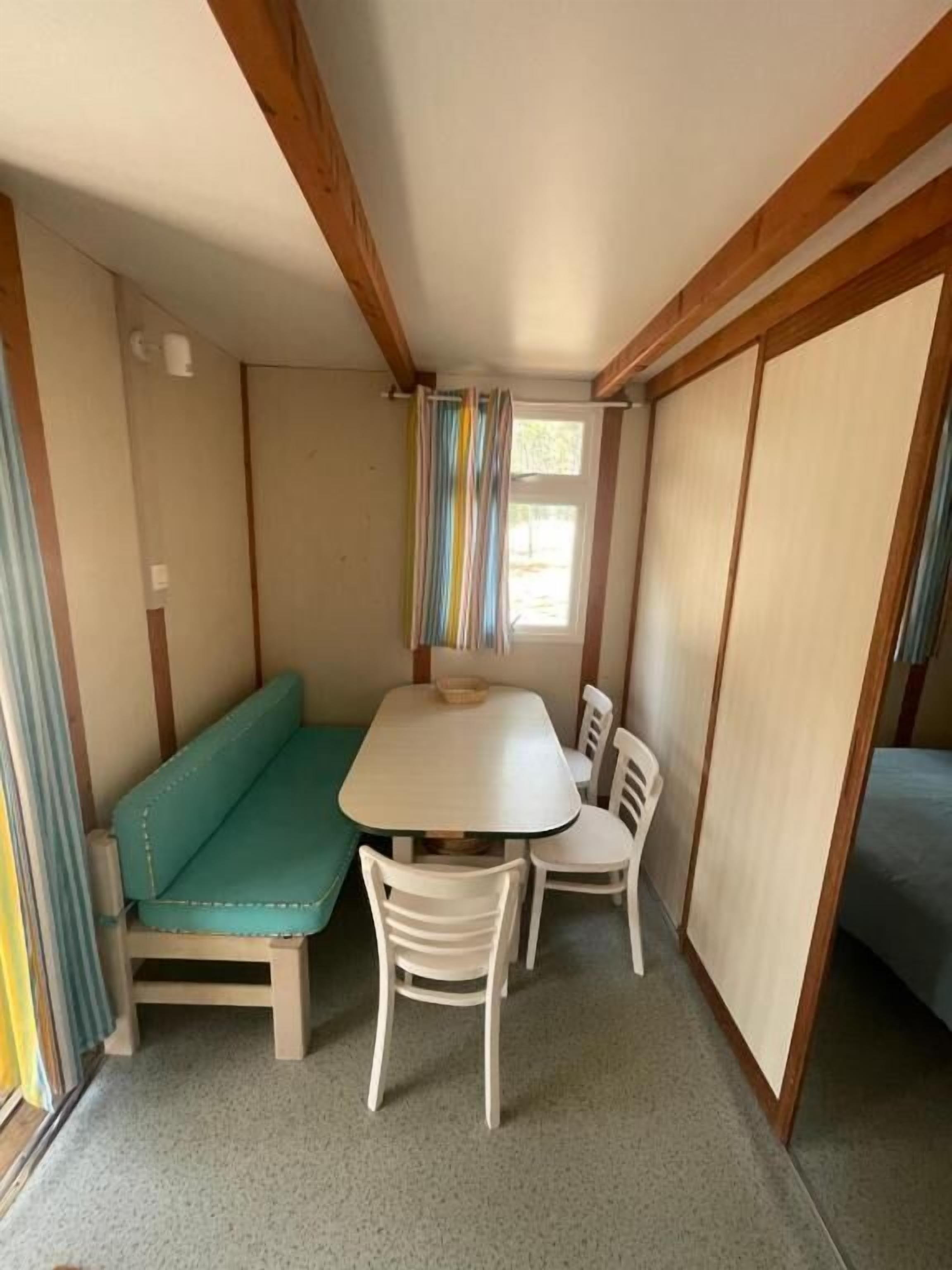 Basic Bungalow | Tempat makan