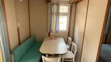 Basic Bungalow | Tempat makan