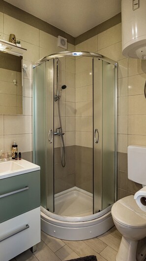Dusche, Haartrockner, Handtücher, Seife