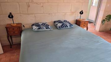 2 habitaciones, tabla de planchar con plancha, cuna de viaje y wifi