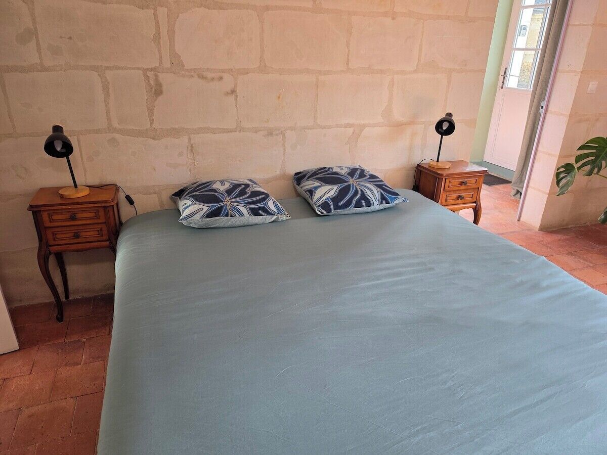 Tabla de planchar con plancha, cuna de viaje, wifi y ropa de cama 