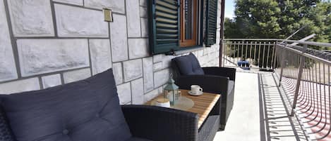 Apartment, 2 Bedrooms, Balcony, Garden View | Living room