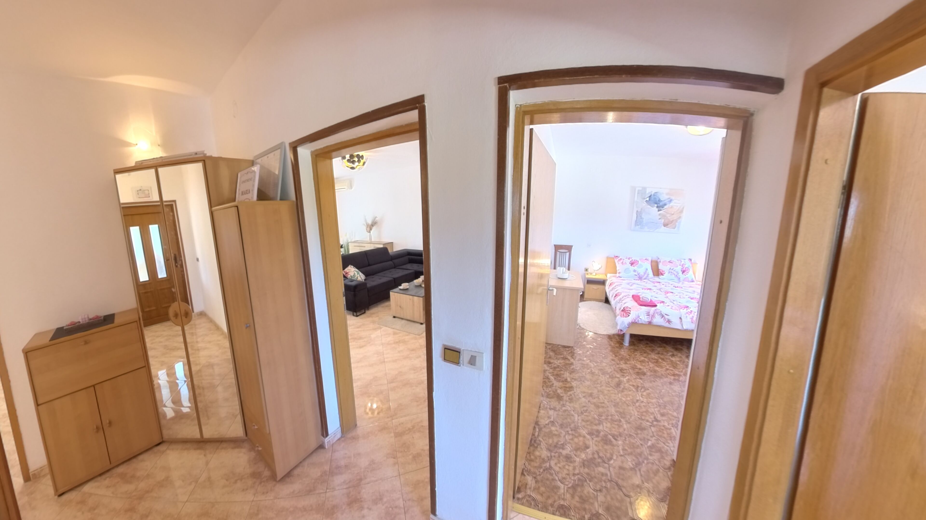 Una habitación con cama, escritorio, silla y armario.