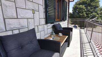 Apartment, 2 Bedrooms, Balcony, Garden View | Living room
