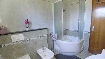 Appartamento, 2 camere da letto, balcone, vista giardino | Bagno