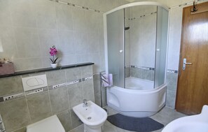 Căn hộ, 2 phòng ngủ, ban công, quang cảnh vườn | Phòng tắm