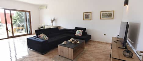 อพาร์ทเมนท์, 2 ห้องนอน, ระเบียง, วิวสวน | ห้องนั่งเล่น