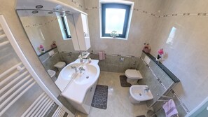 Căn hộ, 2 phòng ngủ, ban công, quang cảnh vườn | Phòng tắm