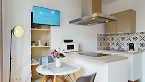 Refrigerador, horno y utensilios de cocina 