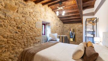 1 dormitorio, tabla de planchar con plancha, wifi y ropa de cama