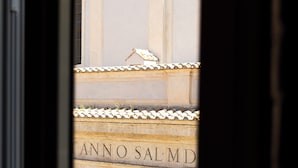 A building facade with a sign reading 'ANNO SALMD' and an arched entrance with a metal gate. - Light on the Cathedral: Apartment in the heart of the historic center with a view (Tivoli)