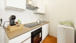 A compact kitchen with a built-in oven, a coffee maker, a kettle, and a mini-fridge. - Light on the Cathedral: Apartment in the heart of the historic center with a view (Tivoli)