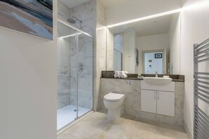Shower, hair dryer, towels, shampoo - Rannoch Apartment (Edinburgh)