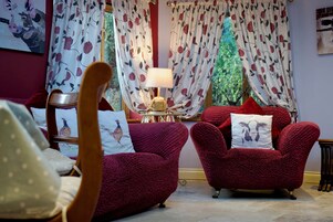 Habitación superior con 1 cama doble o 2 individuales, Se admiten mascotas | Zona de estar