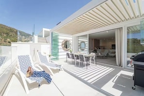 Outdoor dining - Large villa in La Herradura with a private hot tub (La Herradura)