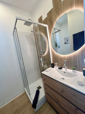 Shower, hair dryer, towels, soap - Bed and breakfast Les Carmélites - La Baroque (Guingamp)