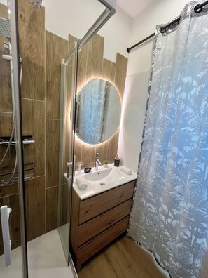 Bathroom - Vrbo Property (Guingamp)
