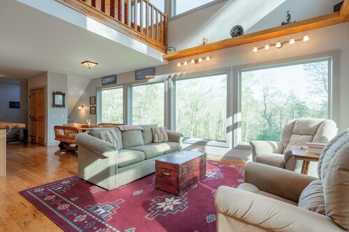 Modern Hillside Haven: Secluded Forest Escape