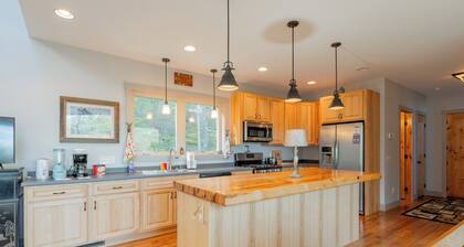 Creekside Mountain Home Near Hungry Mother | King Suite