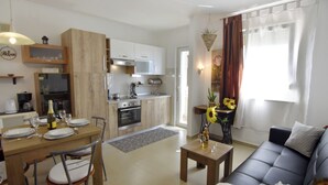 Eine moderne Wohnung mit Essbereich, Küche und Wohnzimmer.