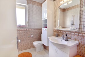 Departamento, 2 habitaciones, balcón, vista a la ciudad | Baño