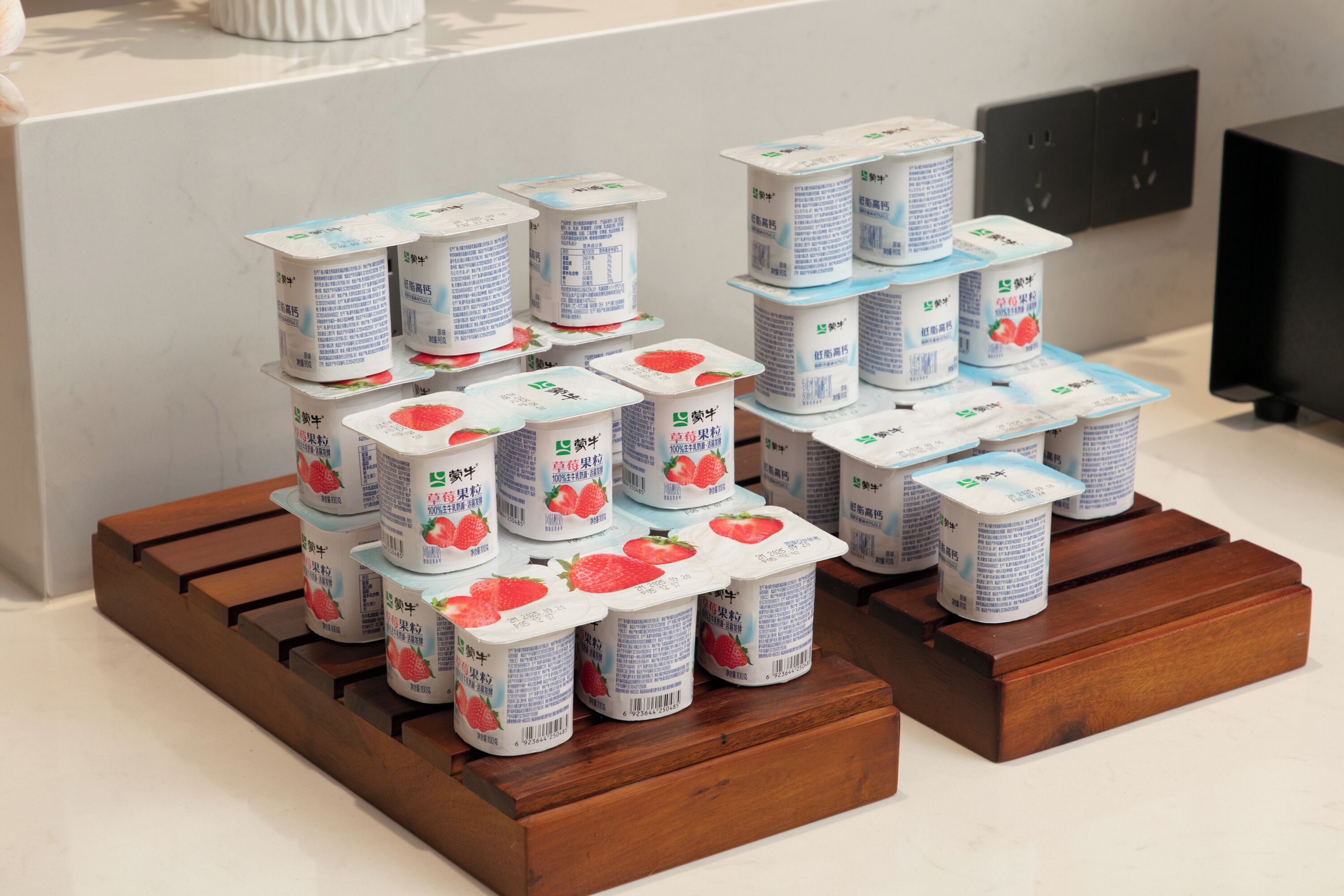 Envase de yogur apilado sobre bloques de madera.