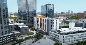 Exterior - Modern 3BR Apartment Near North Ave Shops (Chicago)