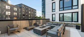 4BR Modern Urban Escape, Walk to Zoo, Lakefront & Red Line