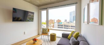 4BR Modern Urban Escape, Walk to Zoo, Lakefront & Red Line